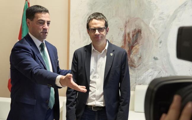 El lehendakari, Imanol Pradales, junto al portavoz parlamentario de EH Bildu, Pello Otxandiano, este lunes / Efe El lehendakari, Imanol Pradales, junto al portavoz parlamentario de EH Bildu, Pello Otxandiano, este lunes