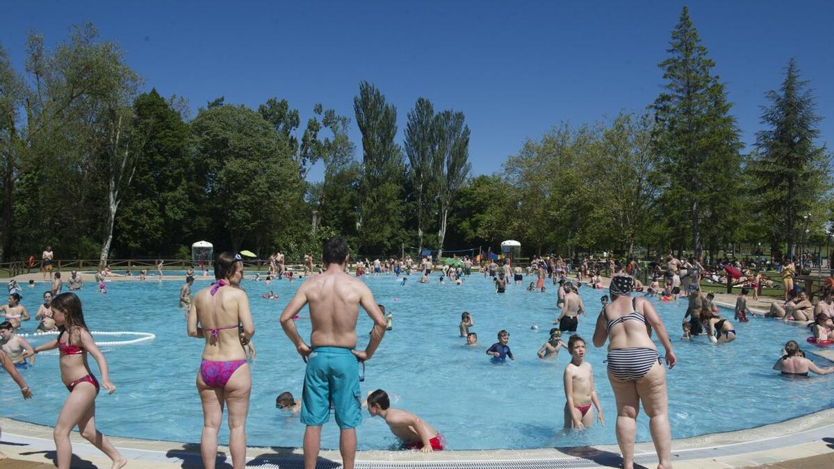 Bañistas disfrutando en el complejo de Gamarra. Foto: Iñigo Foronda