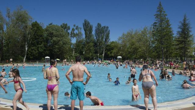 Bañistas disfrutando en el complejo de Gamarra. Foto: Iñigo Foronda