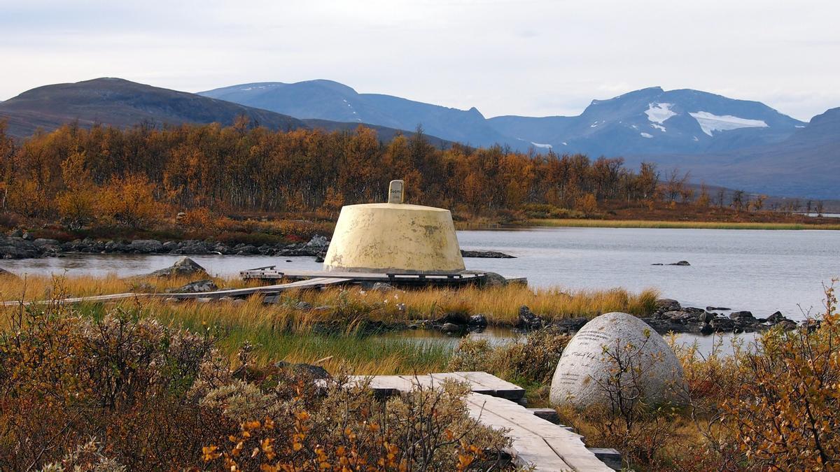 El monolito de cemento que marca reriksrøysa, la confluencia ártica de Noruega, Suecia y Finlandia