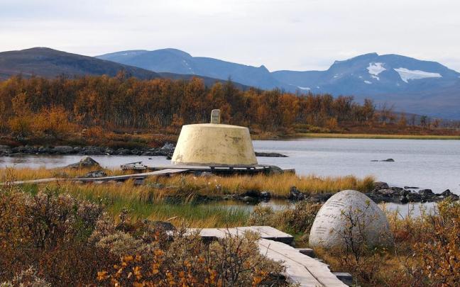 El monolito de cemento que marca reriksrøysa, la confluencia ártica de Noruega, Suecia y Finlandia