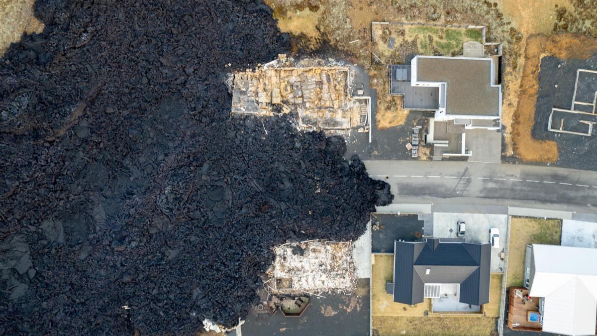 Una imagen grabada con un dron muestra varios edificios destruidos por el magma.