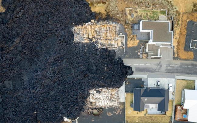 Una imagen grabada con un dron muestra varios edificios destruidos por el magma.