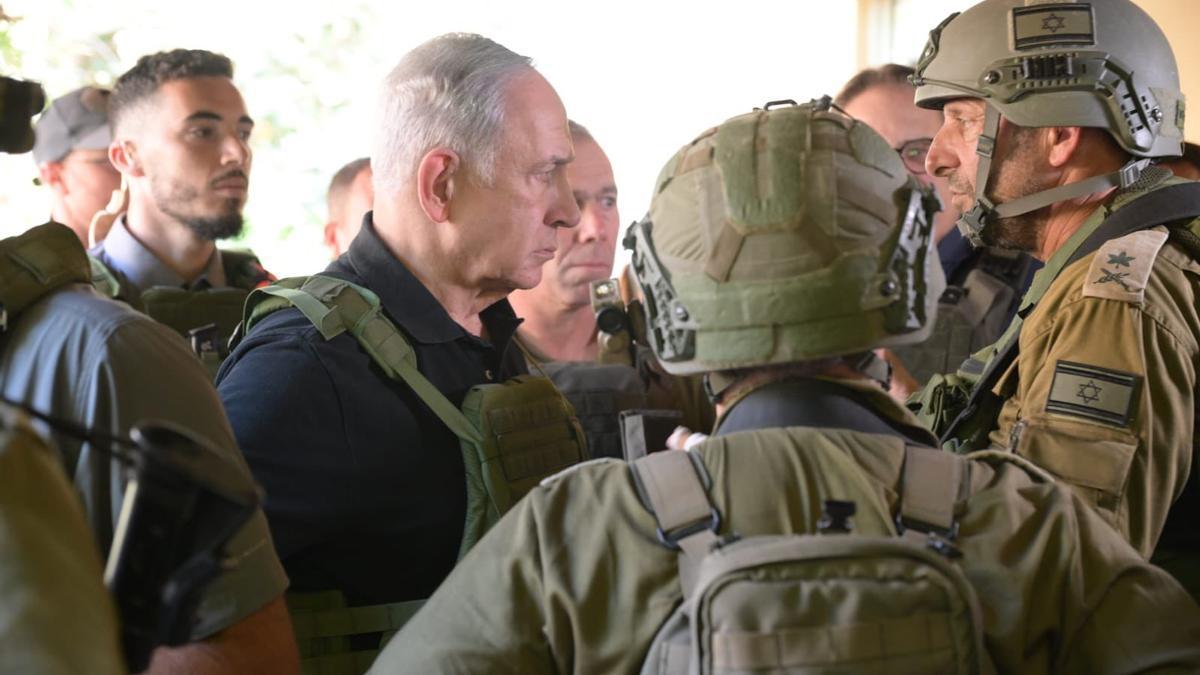 Benjamin Netanyahu charla con los soldados en la frontera con Gaza.