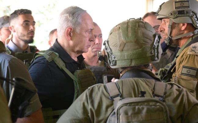 Benjamin Netanyahu charla con los soldados en la frontera con Gaza.