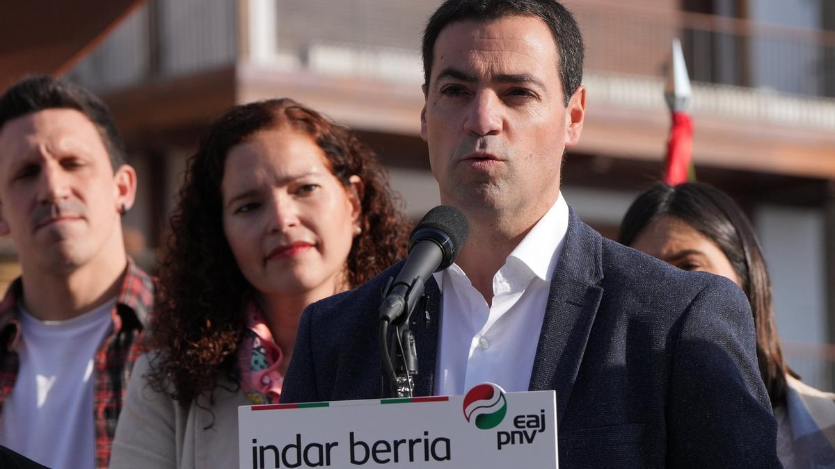 Imanol Pradales, durante su visita a la Lonja de Pasaia el pasado domingo.