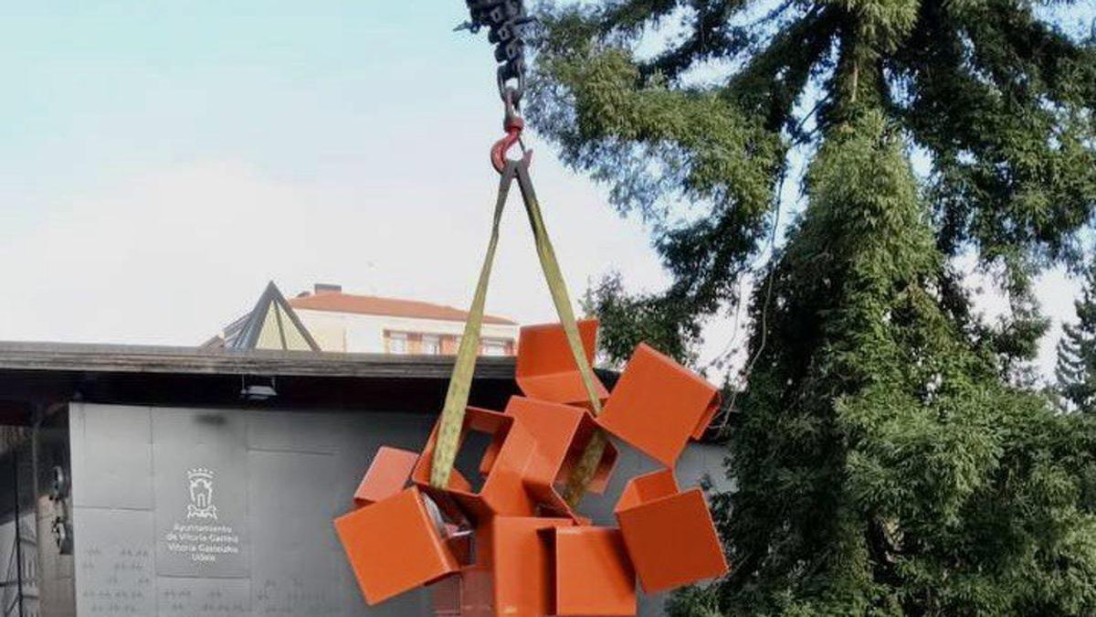 Ricardo Ugarteren 'Lorea' eskultura Gasteizko Herrandarrak kalean instalatzen hasi dira.