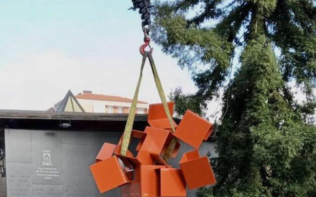 Ricardo Ugarteren 'Lorea' eskultura Gasteizko Herrandarrak kalean instalatzen hasi dira.