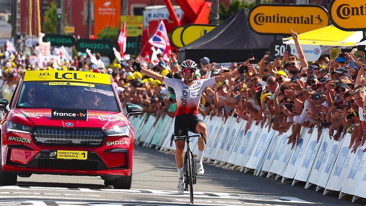 Victoria de Ion Izagirre en Belleville en Beaujolais durante el Tour de 2023.