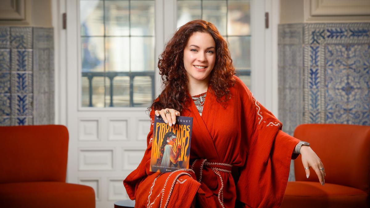 Noemí Casquet, posando con su nuevo libro, ‘Pirómanas’.