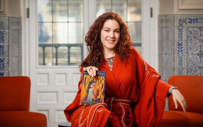 Noemí Casquet, posando con su nuevo libro, ‘Pirómanas’.