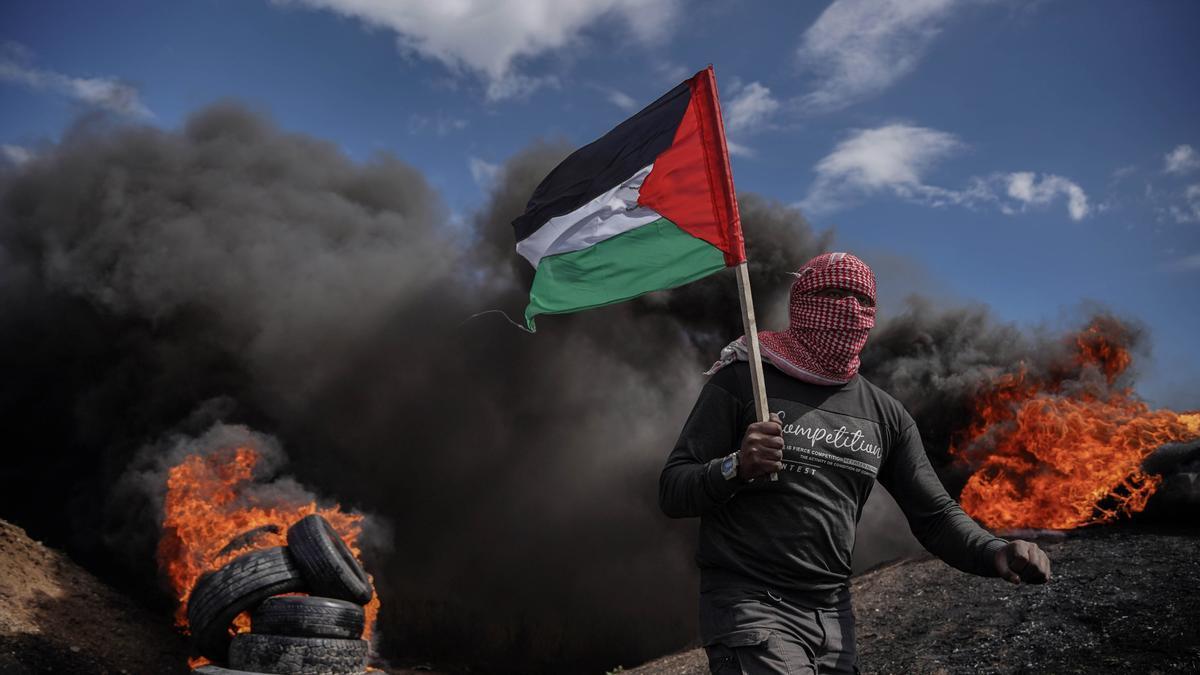 Un manifestante sostiene una bandera palestina durante una protesta.