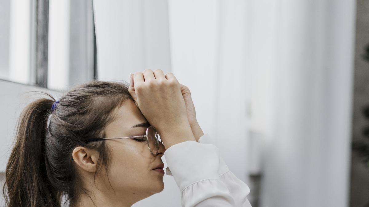 Mujer padece ansiedad