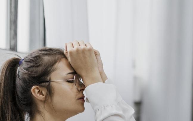 Mujer padece ansiedad