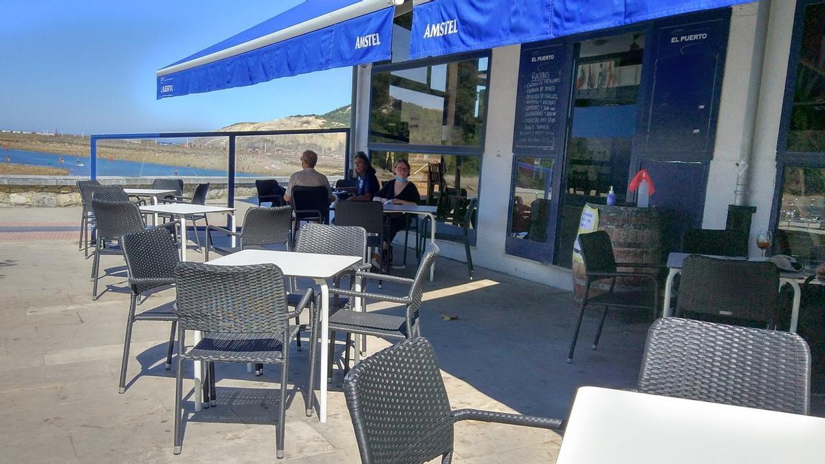 Uno de los establecimientos hosteleros con terraza en la zona del puerto y la playa de Plentzia / M. H.