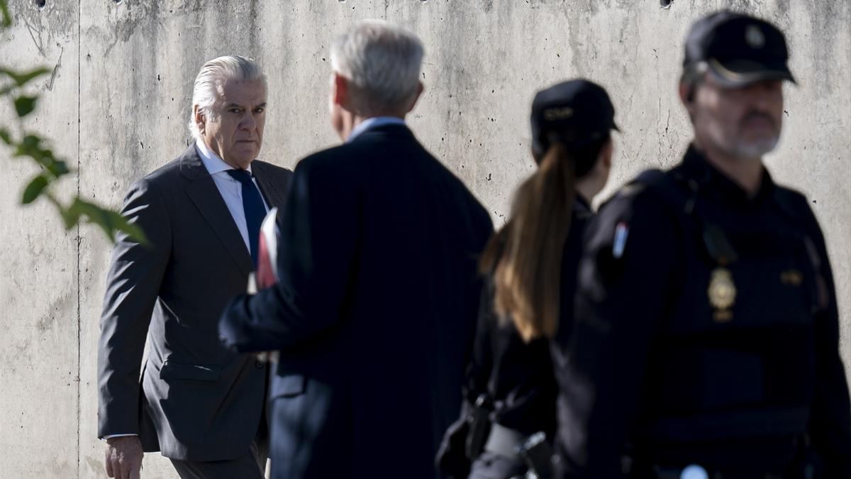 El extesorero del PP, Luis Bárcenas (i), a su llegada a la Audiencia Nacional.