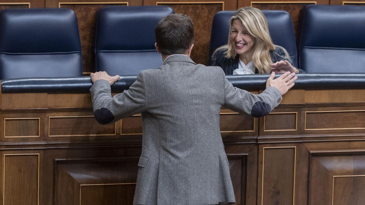 Íñigo Errejón y Yolanda Díaz hablan durante una sesión plenaria en el Congreso.