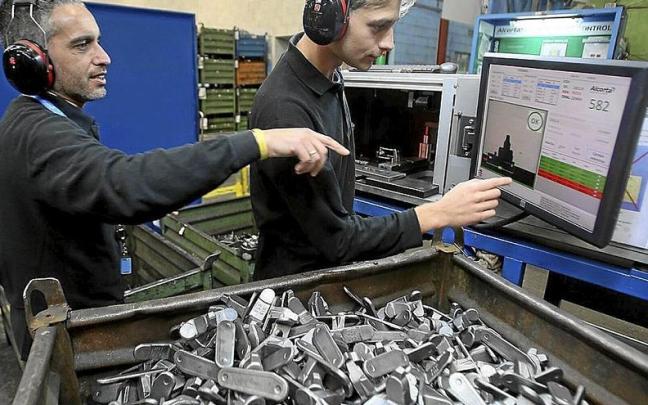 Un estudiante de Ingeniería de la UPV/EHU realizando sus prácticas el Alcorta Group. | FOTO: JAVIER COLMENERO