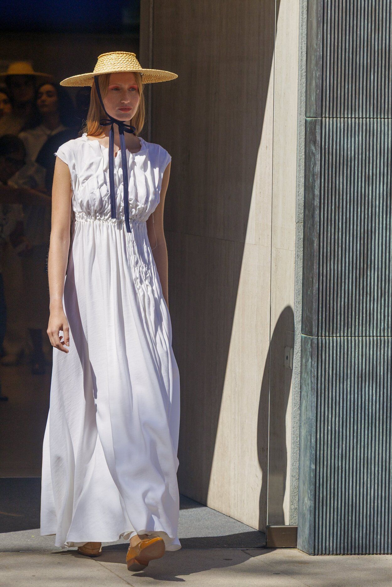 Linos y sedas permiten al diseñador Modesto Lomba crear pliegues y fruncidos que dan una ligereza casi etéra a cada vestido.