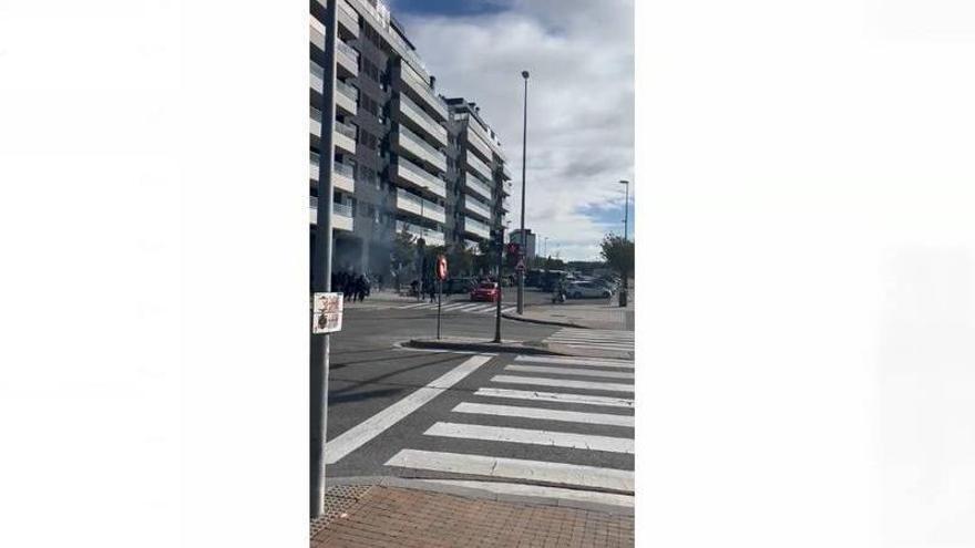 Conato de enfrentamiento entre seguidores radicales del Sevilla y Osasuna en Azpilagaña. Imagen: Edurne Navarro