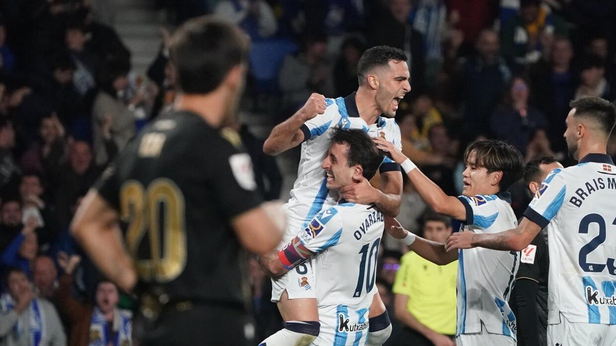 Merino celebra su gol contra el Cádiz aupado por Oyarzabal. / RUBEN PLAZA