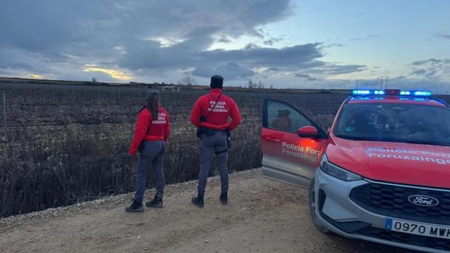 Agentes de la Comisaría de Tafalla, en el lugar donde ha sido hallado el cadáver. CEDIDA