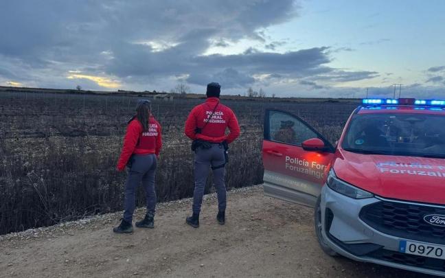 Agentes de la Comisaría de Tafalla, en el lugar donde ha sido hallado el cadáver. CEDIDA