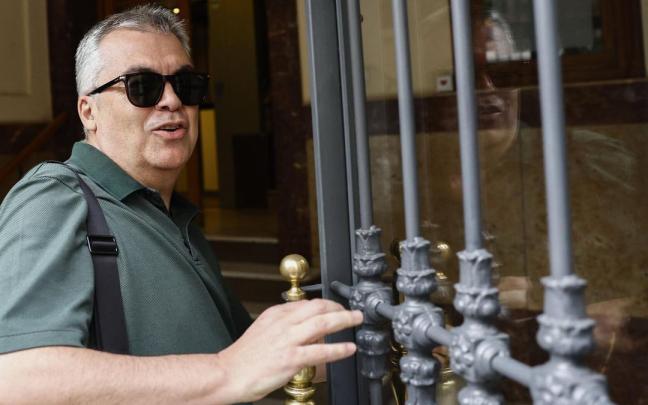 El exsecretario de Organización del PSOE, Santos Cerdán, a su entrada a su domicilio en Madrid antes de entrar en prisión provisional.