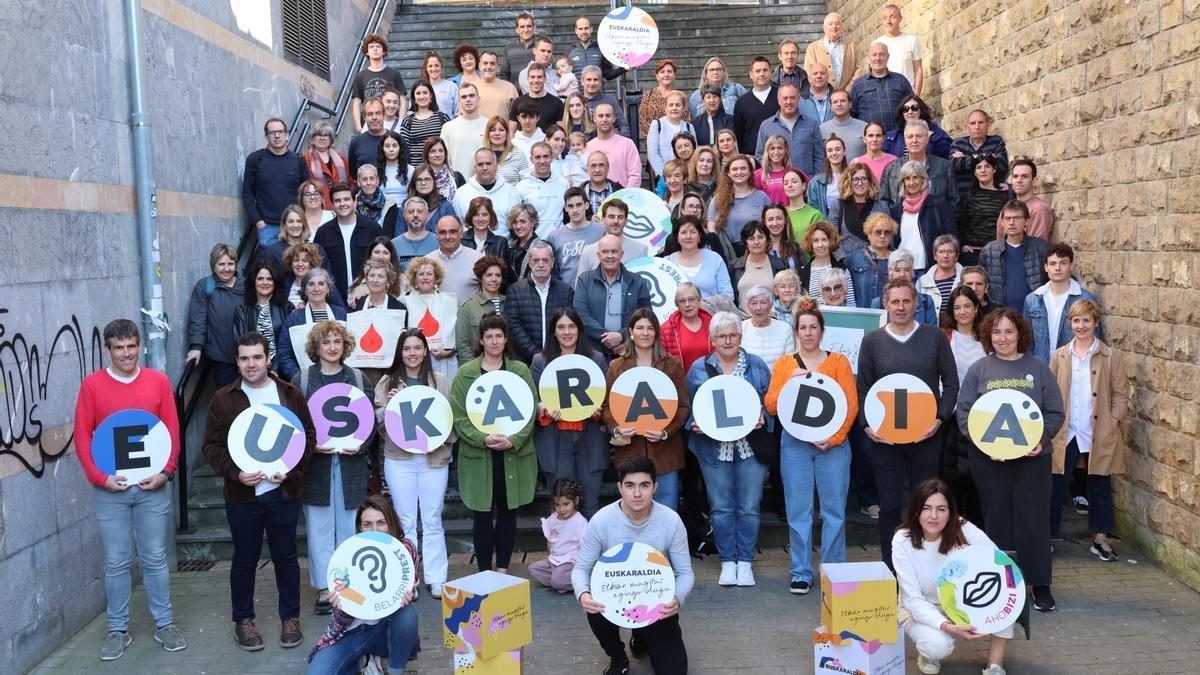 Agerraldi publikoa egin zuten Euskaraldiarekin bat egin duten entitateen ordezkariek apirilak 7an