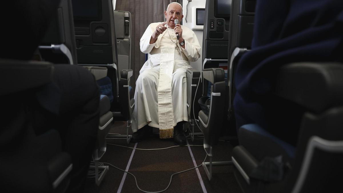 El Papa Francisco ofreciendo una rueda de prensa a bordo del avión en el que viajaba de viaje oficial