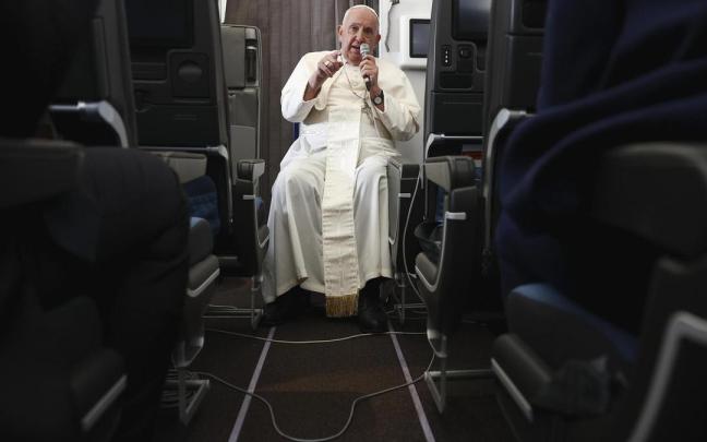 El Papa Francisco ofreciendo una rueda de prensa a bordo del avión en el que viajaba de viaje oficial