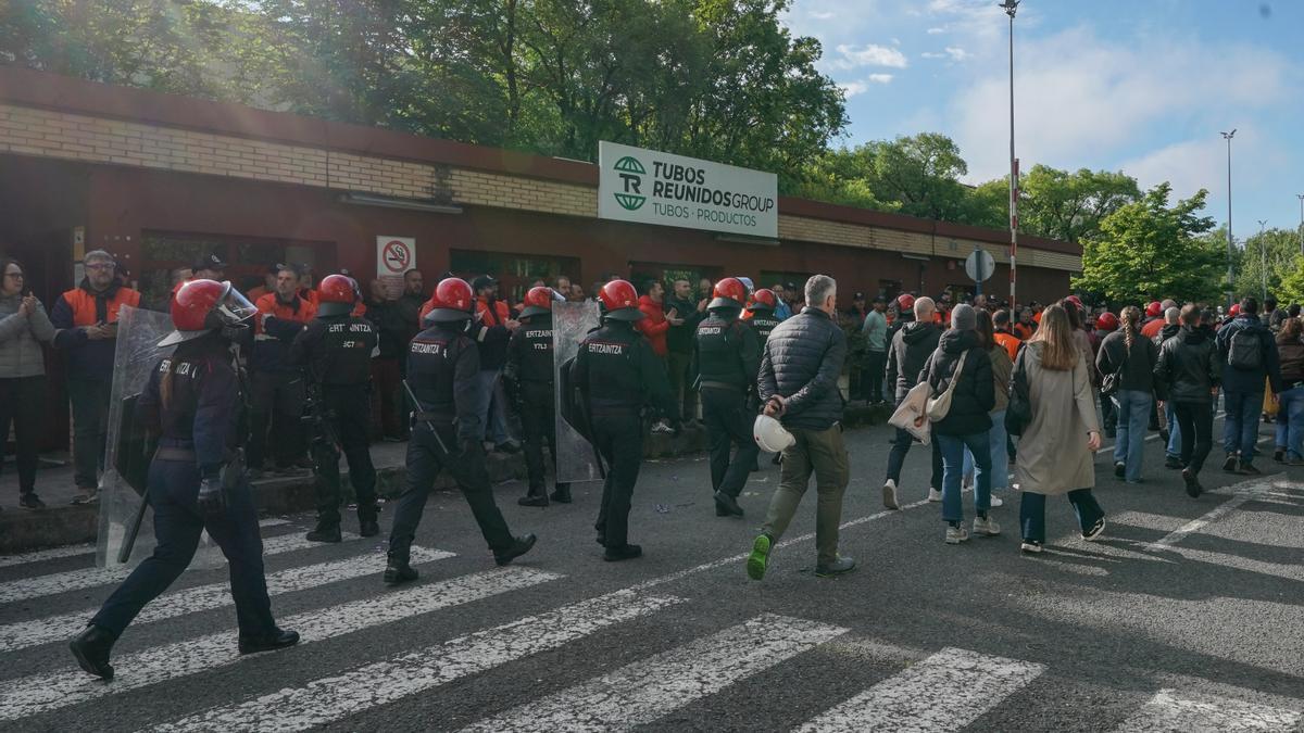 Trabajadores de Tubos entran a la factoría de Amurrio ante la presencia de piquetes el pasado día 7