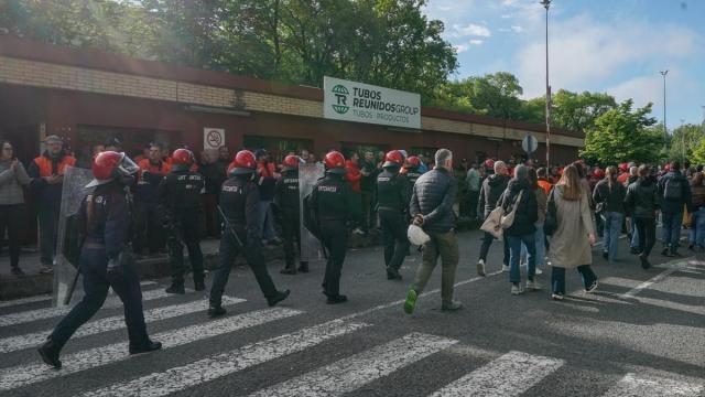 Trabajadores de Tubos entran a la factoría de Amurrio ante la presencia de piquetes el pasado día 7