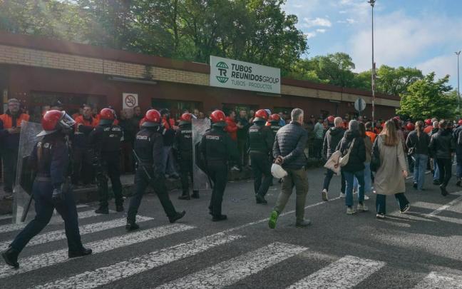 Trabajadores de Tubos entran a la factoría de Amurrio ante la presencia de piquetes el pasado día 7