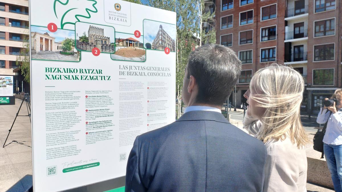 Ana Otadui y Miguel Ángel Gómez Viar se detienen ante unos de los 9 paneles de la exposición