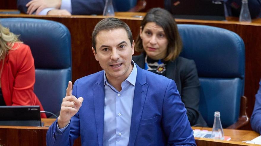 El portavoz del PSOE en la Asamblea, Juan Lobato, interviene durante un pleno en la Asamblea de Madrid.