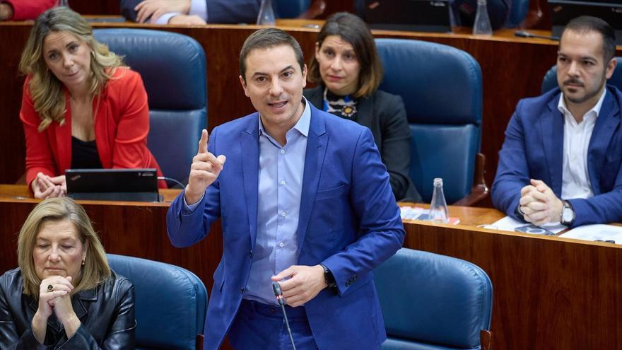 El portavoz del PSOE en la Asamblea, Juan Lobato, interviene durante un pleno en la Asamblea de Madrid.
