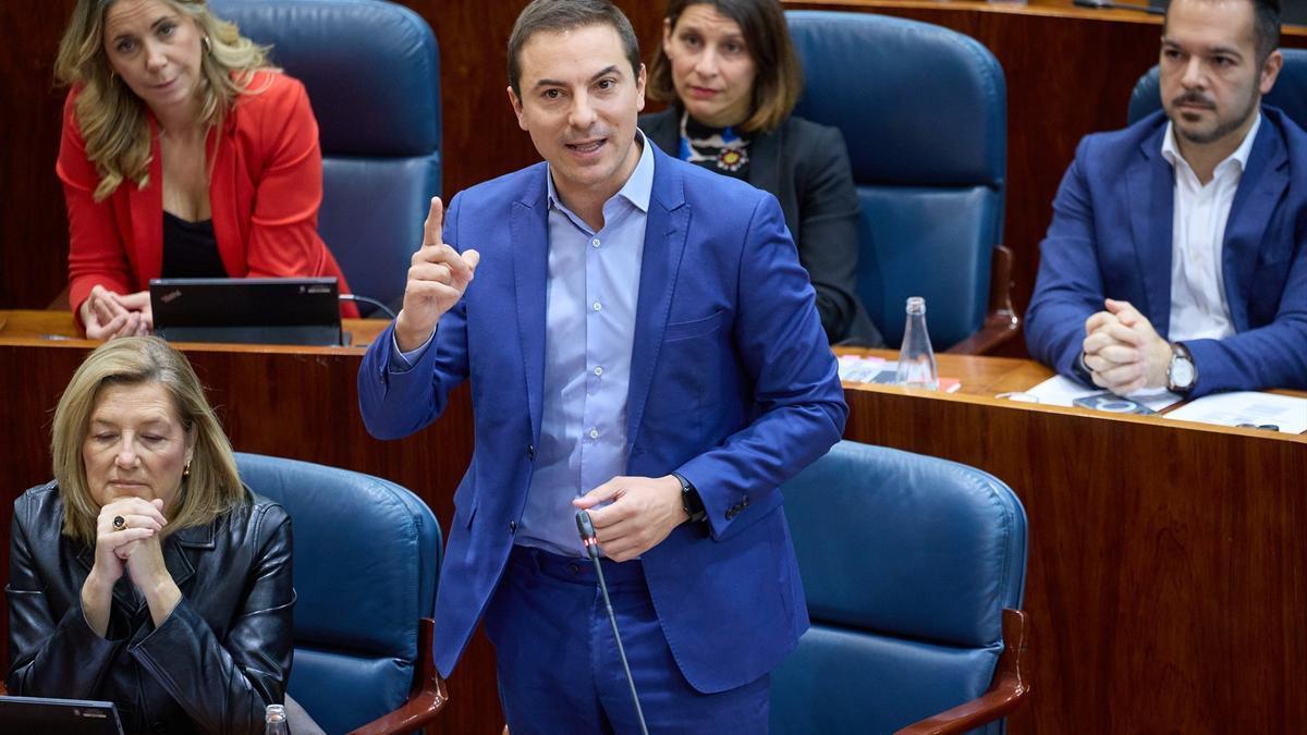 El portavoz del PSOE en la Asamblea, Juan Lobato, interviene durante un pleno en la Asamblea de Madrid.