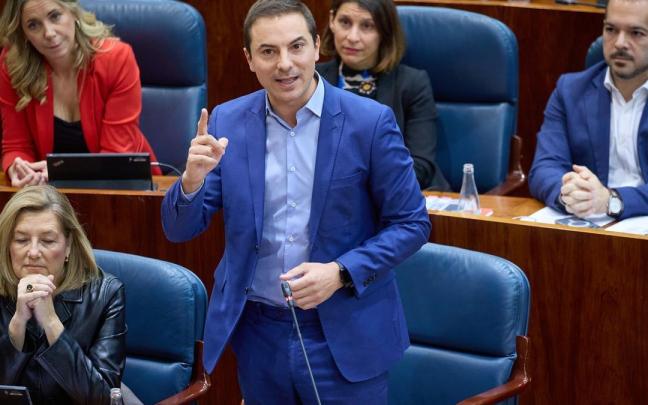 El portavoz del PSOE en la Asamblea, Juan Lobato, interviene durante un pleno en la Asamblea de Madrid.