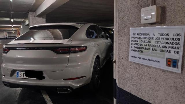 El coche mal aparcado que siembra la polémica en redes