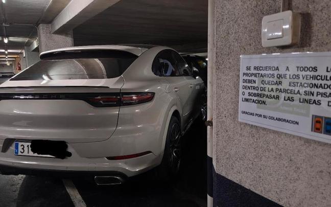 El coche mal aparcado que siembra la polémica en redes