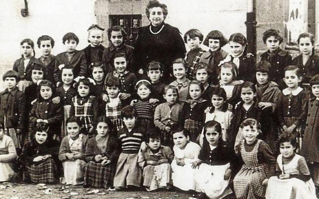 Alberta Retana, rodeada por su alumnado. | FOTO: ZALLAKO UDALA/NOVÉLAME