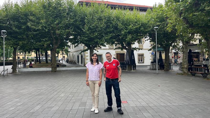 Nuria Alzaga Kultura zinegotzia eta Fermin Muguruza, gaur goizean Irungo Urdanibia plazan