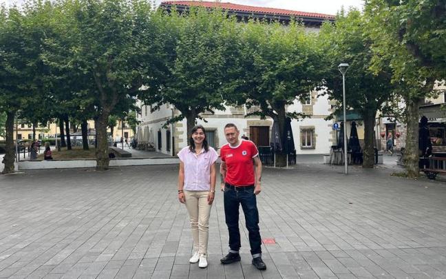 Nuria Alzaga Kultura zinegotzia eta Fermin Muguruza, gaur goizean Irungo Urdanibia plazan
