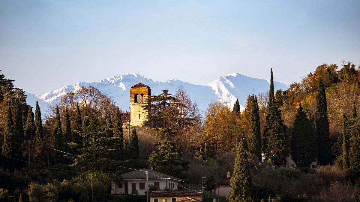 Un pueblo entre montañas, en una imagen de archivo.