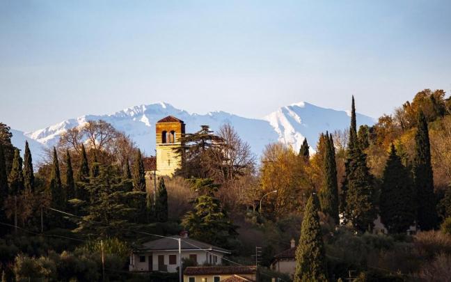 Un pueblo entre montañas, en una imagen de archivo. / Freepik Un pueblo entre montañas, en una imagen de archivo.