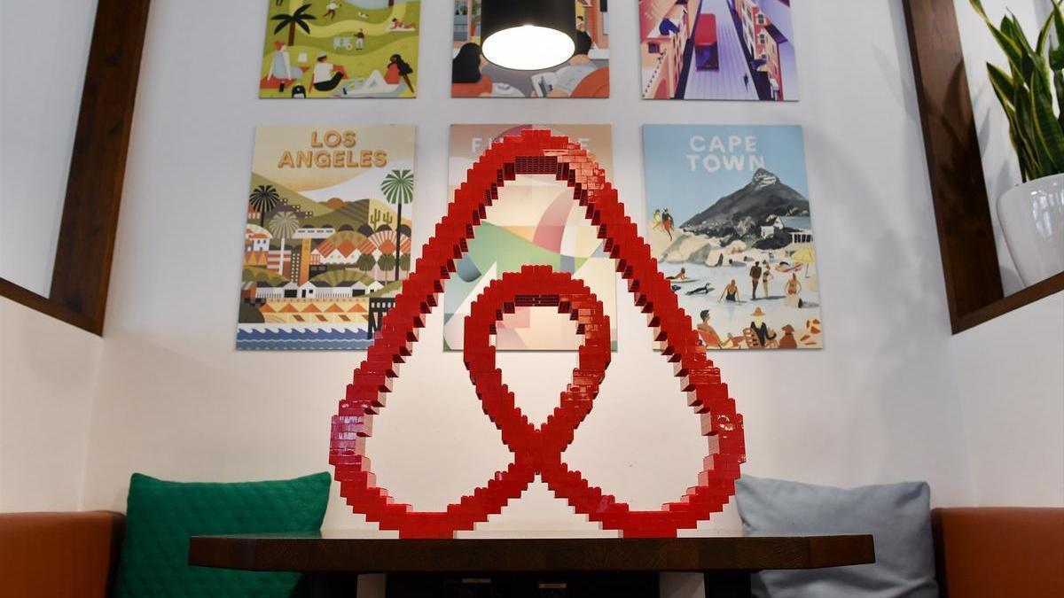 El logo de Airbnb en sus oficinas de Alemania.