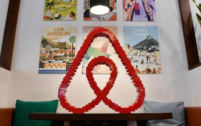 El logo de Airbnb en sus oficinas de Alemania.