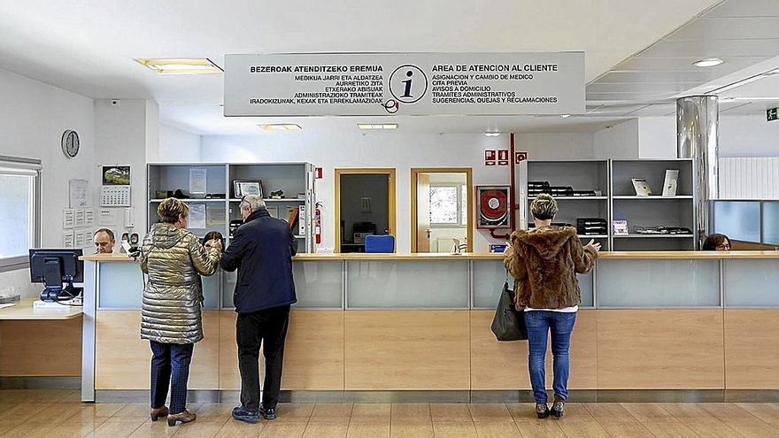 Varias personas, en el Centro de Atención Primaria de Zarautz de Osakidetza. | FOTO: JAVIER LARREA