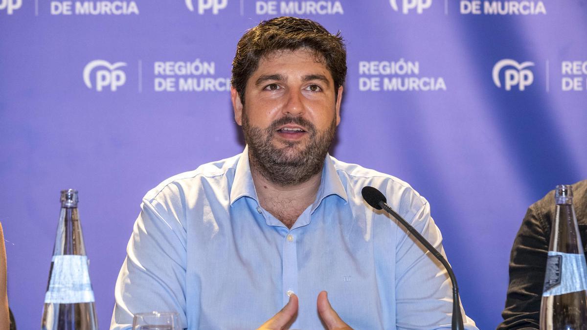 Fernando López Miras en una junta directiva regional extraordinaria.